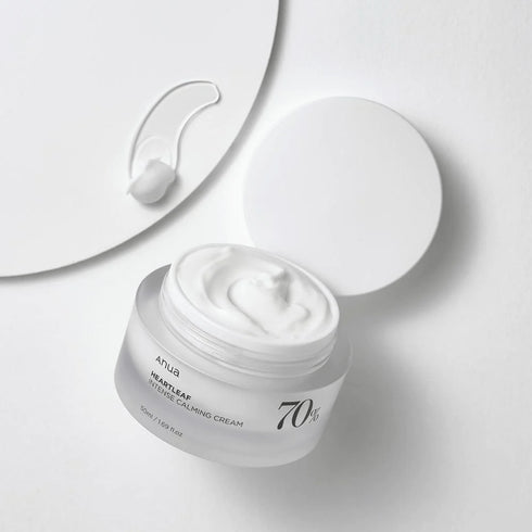 Cremă calmantă coreeană cu Heartleaf 70% – perfectă pentru piele reactivă, cu tendințe acneice sau inflamate. Oferă hidratare intensă și efect antiinflamator vizibil.